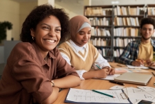 Aanvraag whitepaper burgerschap_overzicht EDI: Afbeelding van docenten die samen overleggen