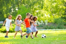 De kracht van buitenspelen - Foto van kinderen die buitenspelen