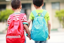 De overgang van groep 2 naar 3 - foto van 2 kinderen die hand in hand lopen