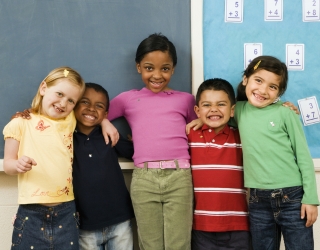 Jonge kind-diversiteit in de klas: foto met kinderen van diverse etniciteit