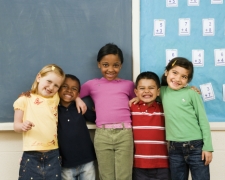 Diversiteit in de klas: Foto met kinderen van met diverse etnische achtergrond