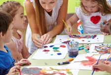 Goed onderwijs zonder methode - Foto van kinderen die met leerkracht verven