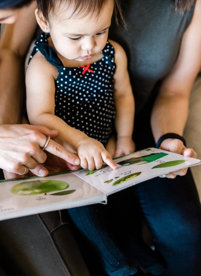 Jonge Kind - Baby wordt voorgelezen op schoot