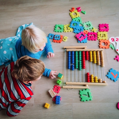 Jonge Kind-Kleuters spelen met getallen