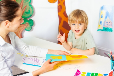 Kind en leerkracht oefenen met letters