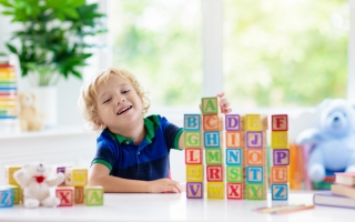 Kind speelt met letters Jong kind aan het schrijven