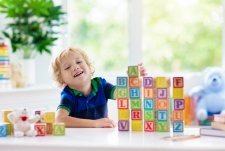 Kind speelt met letters_nieuwsoverzicht Kind speelt met letters