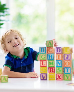 Kind speelt met letters_overzicht Kind spelt met letters