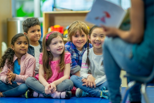 Kind speelt met letters