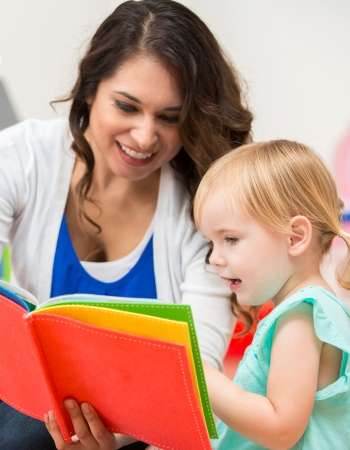 Jonge Kind - Leraar leest jong kind voor