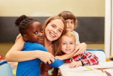 Nieuwkomers op school_Nieuwsoverzicht Leraar met de arm om leerlingen