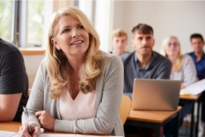 Opleiding EDI voor instromers_overzicht Wereldbol met op de achtergrond lezende en schrijvende kinderen in de klas