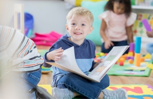 Rekenen met prentenboeken - Foto van kind met prentenboek