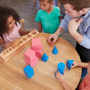 Jonge Kind Spelbegeleiding - Kinderen rekenen samen met leerkracht