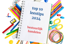 Top 10 leestips 2024 - Afbeelding van kladblok met schoolspullen