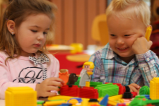 Spelende kleuters Jonge kinderen bouwen
