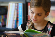 Meisje leest superjuffie Meisje leest geconcentreerd
